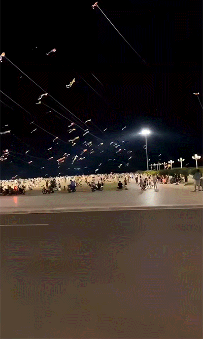 爆笑GIF：这就是你男朋友晚上的表现，一碰就爆