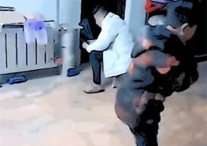 爆笑GIF：这就是你男朋友晚上的表现，一碰就爆