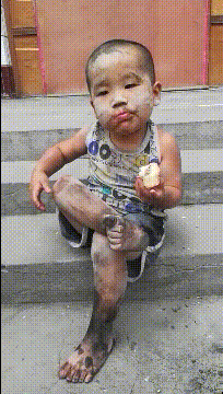 爆笑GIF图:小朋友能有什么坏心思,只是想证明我的饭吃完了