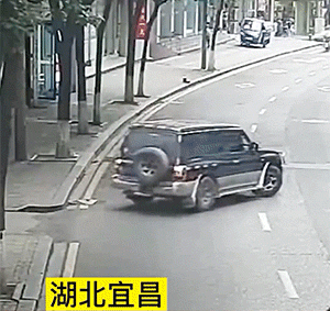 爆笑GIF图:小朋友能有什么坏心思,只是想证明我的饭吃完了