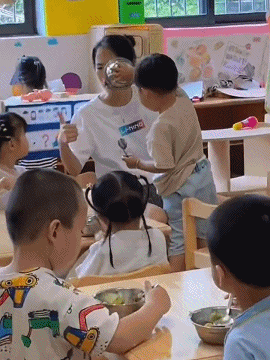 爆笑GIF图:小朋友能有什么坏心思,只是想证明我的饭吃完了