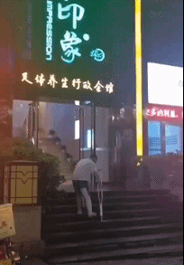 搞笑动态图:年度最佳励志短片