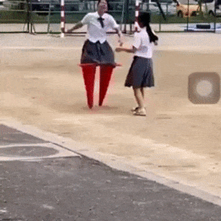 爆笑的GIF图：小时候看到这个我得玩一天