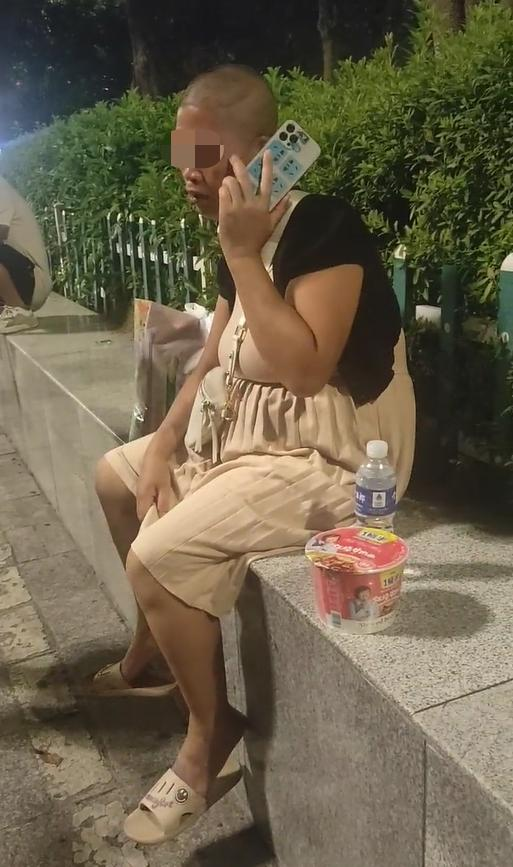光头女怀孕8个月流浪街头,借手机让男友充50话费,网友议论纷纷_深圳
