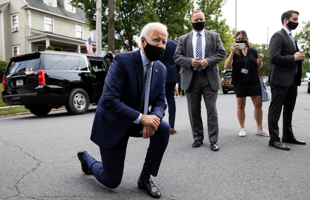 特朗普怒批,美国沦为乞丐国家,拜登跪着向全球乞讨,画面感太强_深圳