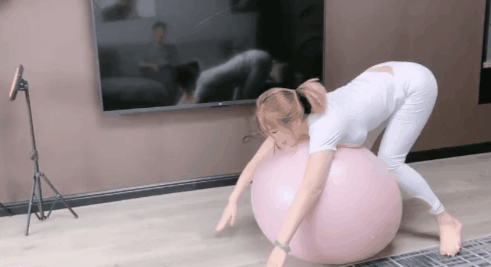 漂亮妹子GIF：这个瑜伽球，让我来当！