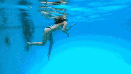 美女GIF内涵图：这真的是在游泳吗？
