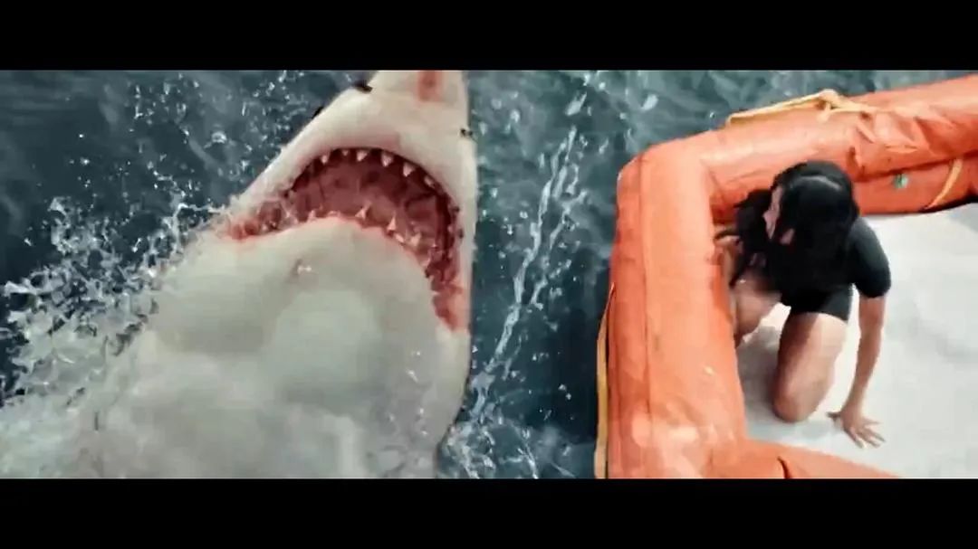时隔47年，这部《大白鲨之夺命鲨口》又把观众拉回了那片深海
