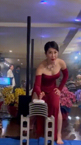 美女Gif：婚礼上婆婆亲自表演一个节目，这是在给谁表演呢？