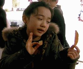 爆笑GIF：吃个薯片而已，这表情也太丰富了吧！