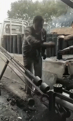 搞笑GIF 砖厂的老板都好奇这月饼的配方 搞笑GIF 图16