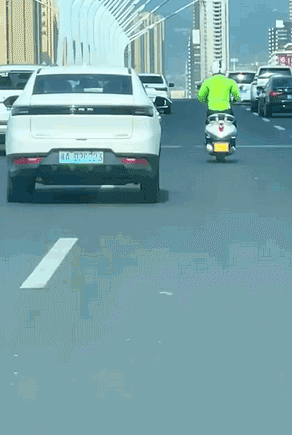 搞笑GIF 砖厂的老板都好奇这月饼的配方 搞笑GIF 图3