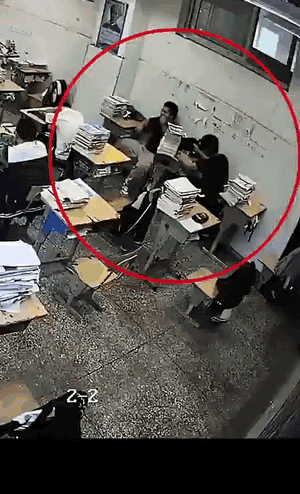 搞笑GIF 砖厂的老板都好奇这月饼的配方 搞笑GIF 图8