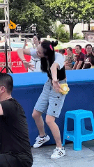 鳄鱼 - 爆笑的GIF图 她们真的好开心呀 - 第2页 搞笑GIF 图6