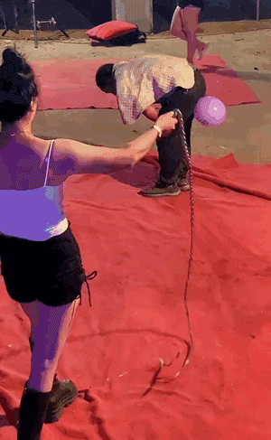 爆笑的GIF图 她们真的好开心呀 搞笑GIF 图5