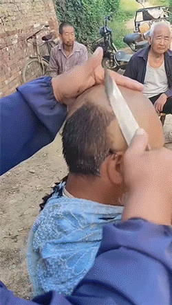 搞笑动图 爸爸再也不敢玩捉迷藏了 搞笑GIF 图9