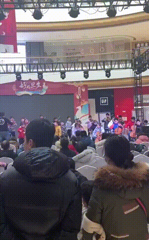 搞笑动图 爸爸再也不敢玩捉迷藏了 搞笑GIF 图4