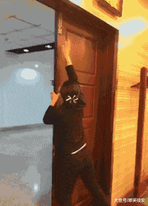 搞笑动图 爸爸再也不敢玩捉迷藏了 搞笑GIF 图12
