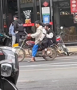 搞笑动图 爸爸再也不敢玩捉迷藏了 搞笑GIF 图2