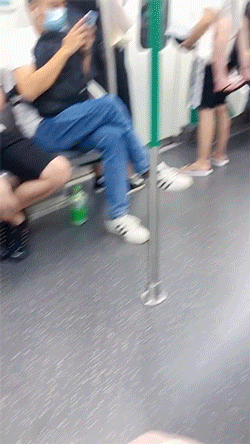 ​搞笑GIF图 自己不尴尬 尴尬的真是别人 搞笑GIF 图1