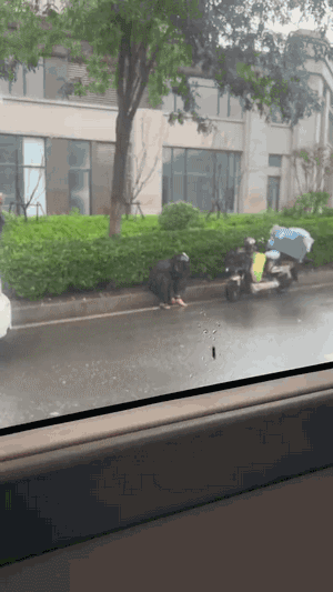 ​搞笑GIF图 自己不尴尬 尴尬的真是别人 搞笑GIF 图18