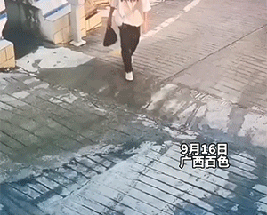 ​搞笑GIF图 自己不尴尬 尴尬的真是别人 搞笑GIF 图19