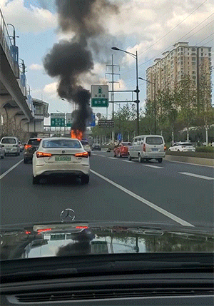 ​搞笑GIF图 自己不尴尬 尴尬的真是别人 搞笑GIF 图16