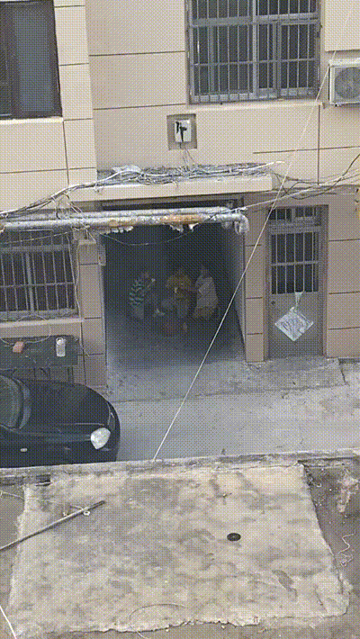 ​搞笑GIF图 自己不尴尬 尴尬的真是别人 搞笑GIF 图6