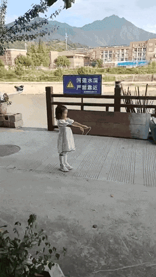 ​搞笑GIF图 自己不尴尬 尴尬的真是别人 搞笑GIF 图13