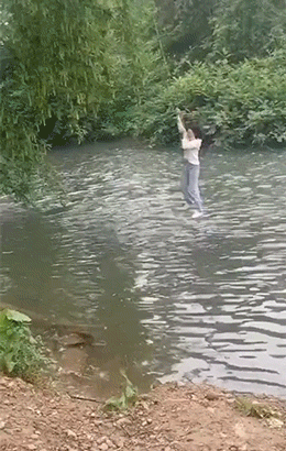 ​搞笑GIF图 自己不尴尬 尴尬的真是别人 搞笑GIF 图14