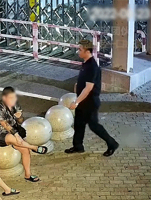​搞笑GIF图 自己不尴尬 尴尬的真是别人 搞笑GIF 图7