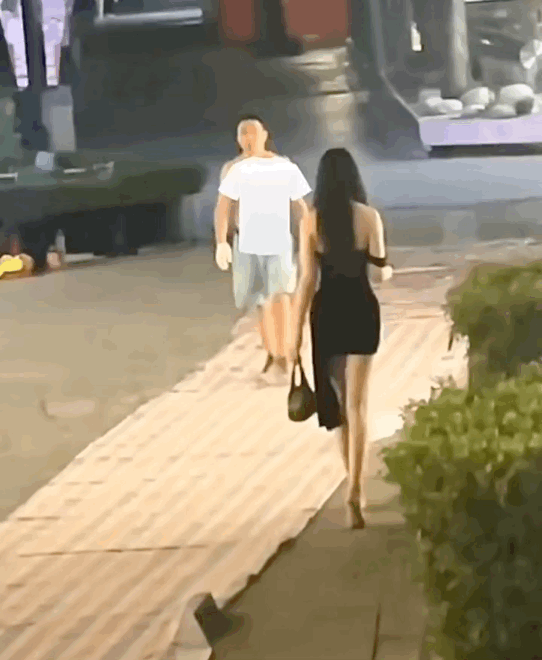 美女好看的GIF：好怕那把剪刀掉下来！