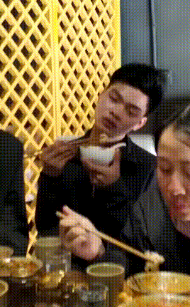 搞笑GIF动态图：广东人到四川吃辣椒！