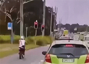 骑车事故GIF大全：一定一定要多注意啊！